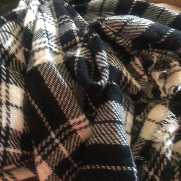 Black and white plaid blanket scarf - Picture 4 of 5